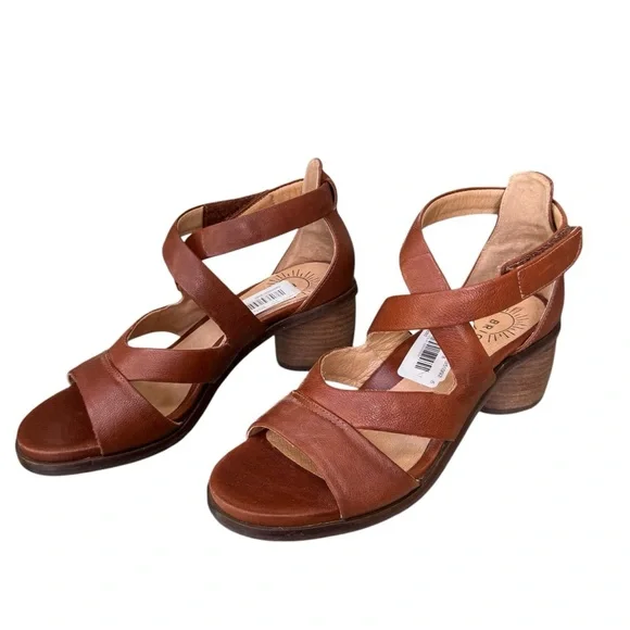 Brioso Verandah Brown Genuine Leather Strappy Design Block Heel Sandals - Picture 2 of 9